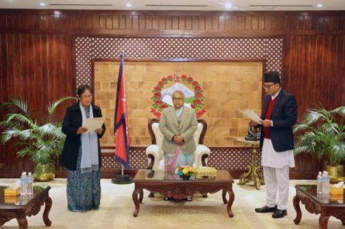 प्रधानमन्त्री कार्कीसमक्ष आयोगका पदाधिकारीद्वारा पद तथा गोपनीयताको शपथ