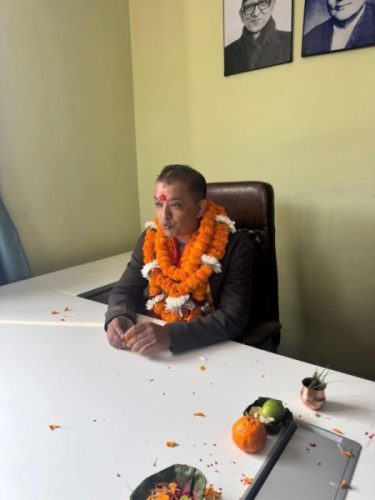 पार्टी मुख्यालय पुगेर सभापति थापाले गरे पदभार ग्रहण