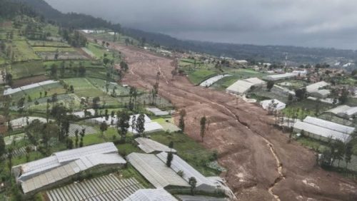पहिरोमा पुरिएर इन्डोनेसियामा  ८०  बेपत्ता