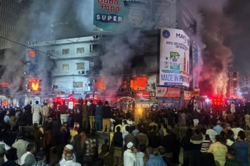 कराचीको गुल प्लाजामा आगलागी हुँदा मृत्यु हुनेको सङ्ख्या १० पुग्यो, ६० जना बेपत्ता