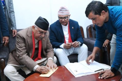 झापा-५ मा ओलीको उम्मेदवारी दर्ता