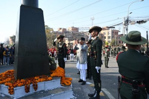 राष्ट्रपति पौडेलद्वारा राष्ट्र निर्माताको सालिकमा पुष्पहार अर्पण