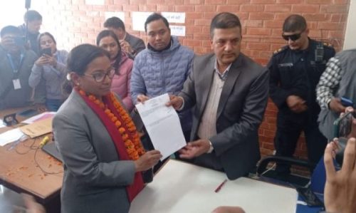 चितवन-३ मा रेनु दाहालको उम्मेदवारी दर्ता