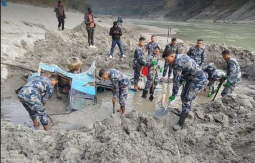 त्रिशूली किनारमा पुरिएको गणपति डिलक्स बसमा मानव कङ्काल फेला