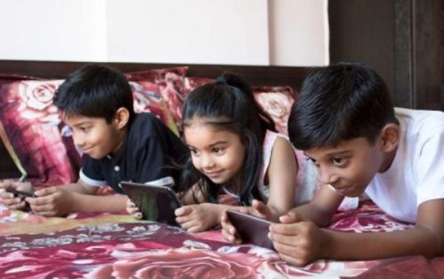 पहिलो सन्तानको तुलनामा पछि जन्मने बच्चाले स्क्रिनमा बढी समय बिताउने