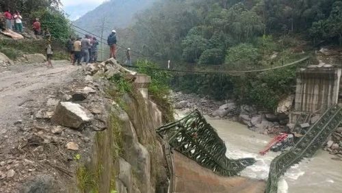 सङ्खुवासभामा बेलिब्रिज भाँचिदा ट्रक नदीमा खस्यो