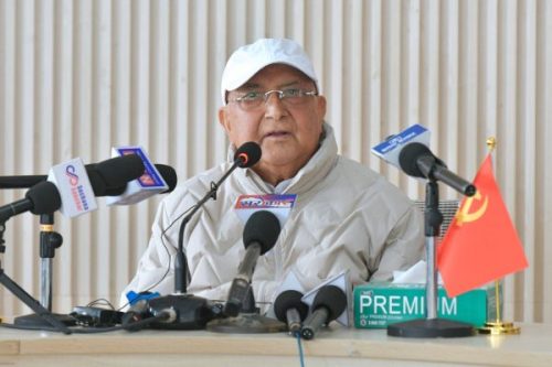 सांसदहरुलाई बोलाएर ओलीले भने-गोरु नाङ्गै हुँदा सरम मान्नुपर्दैन, त्यो जातै त्यस्तै हो