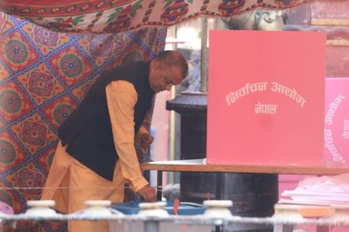 नेपाली कांग्रेसका सभापति गगन थापाद्वारा मतदान