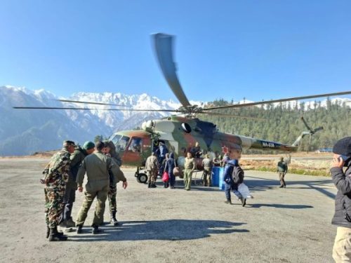 हुम्लामा हेलिकप्टरबाट कर्मचारी र निर्वाचन सामग्री ढुवानी