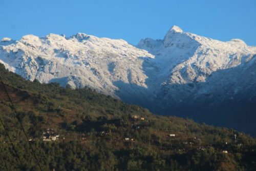 ताप्लेजुङका  डाँडाकाँडा  हिउँले  सेताम्मे