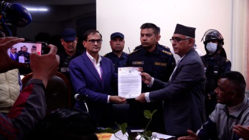 ओलीको रिहाइको माग गर्दै एमालेले बुझायो ७७ वटै जिल्ला प्रशासन कार्यालयमा ज्ञापनपत्र