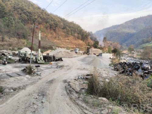 अवैध रूपमा सञ्चालित क्रसरबाट नुवाकोटका स्थानीयवासी पीडित, विद्यालय र अस्पताल झनै समस्यामा
