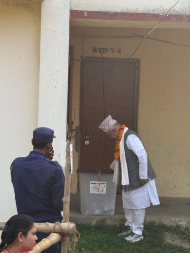 पूर्वप्रधानमन्त्री माधव नेपालद्वारा मतदान
