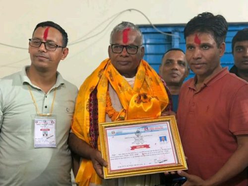 धनुषा–१ मा नेकपाका मातृका यादवलाई आयोगले दियो निर्वाचित भएको प्रमाणपत्र