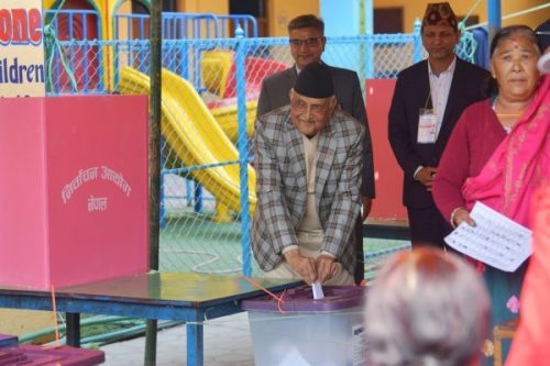 एमाले अध्यक्ष ओलीले बालकोटबाट गरे मतदान