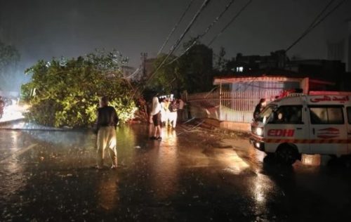 पाकिस्तानमा वर्षाका कारण १७ जनाको मृत्यु, ३० घाइते