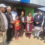म्याग्दीमा सेवाग्राहीको घरमै पुुगेर राहदानी वितरणको थालनी