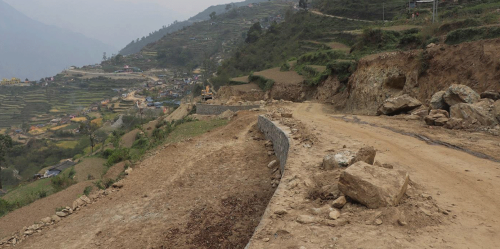 पेट्रोलियम पदार्थको मूल्यवृद्धिको प्रभाव दरवाङ–मुना–ढोरपाटन निर्माणमा