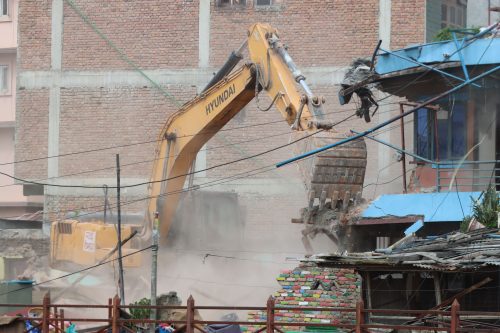 स्वयम्भू, बालाजु र देवीनगरका अतिक्रमित बस्तीमा पनि चल्यो डोजर