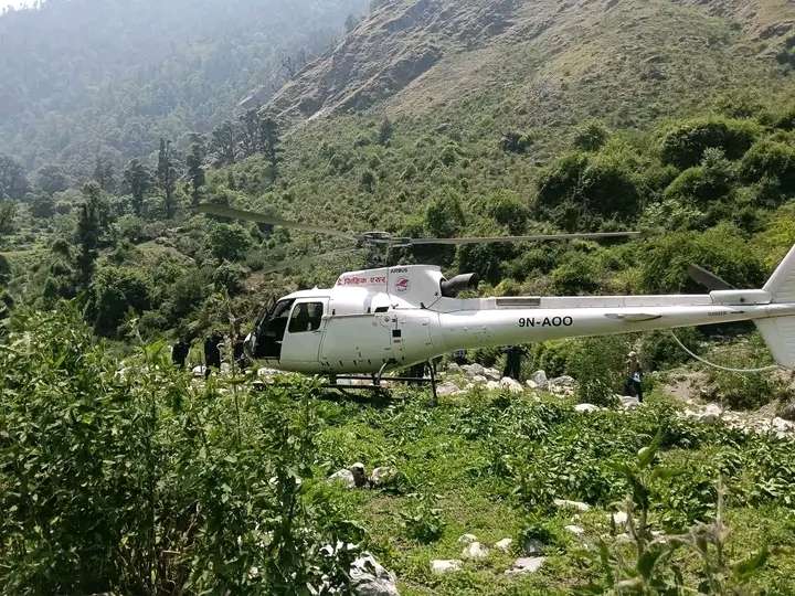 बाजुराको लाम्पाटा सुरक्षा वेशमा हेलिकप्टरमार्फत बन्दोबस्तीका सामग्री पुर्‍याइयो