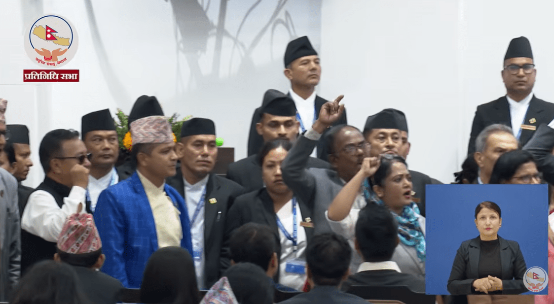 प्रधानमन्त्रीको राजीनामा माग्दै सदनमा विपक्षीको नाराबाजी