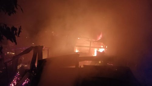 सप्तरीको बभनगामामा भीषण आगलागी, ६ परिवारका १३ घरगोठ जलेर नष्ट