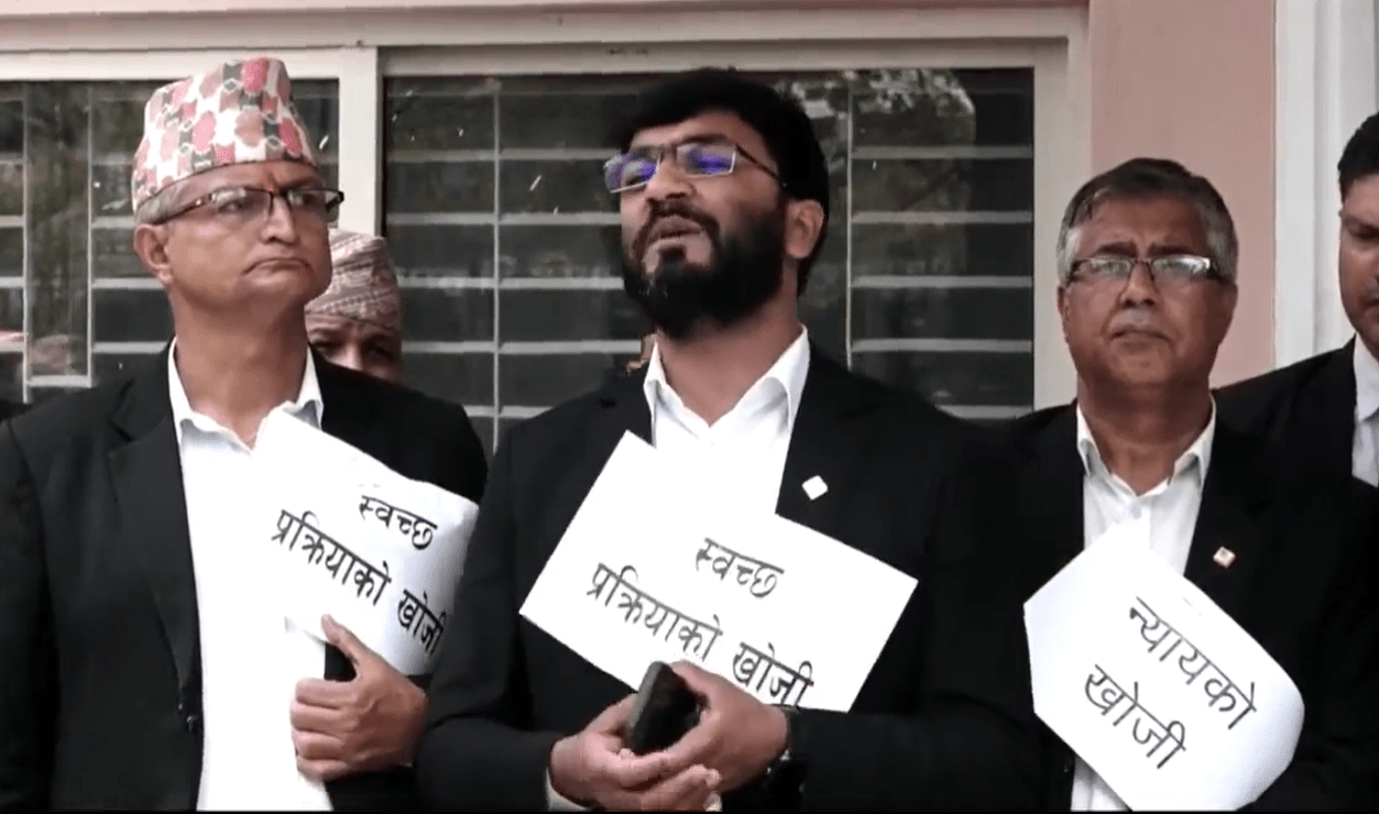 कानुन व्यवसायीहरुद्वारा  दिउँसै लालटिन बालेर प्रदर्शन