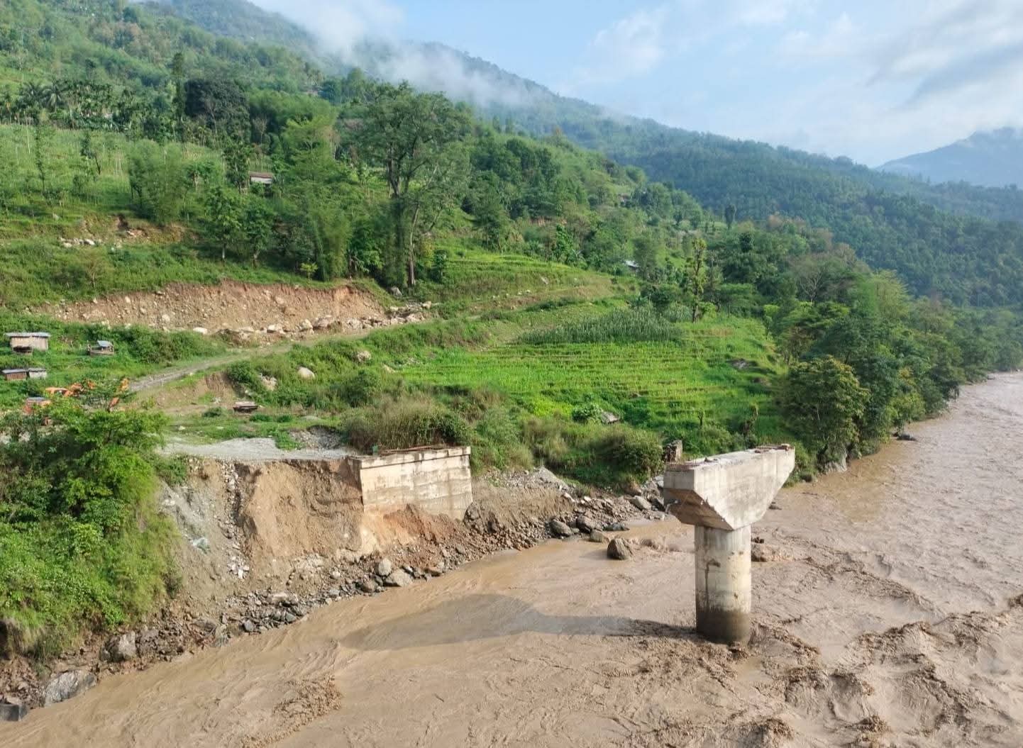 बाढीपहिरोले पाँचथरमा  चार परिवार विस्थापित, जलविद्युत् आयोजनामा क्षति