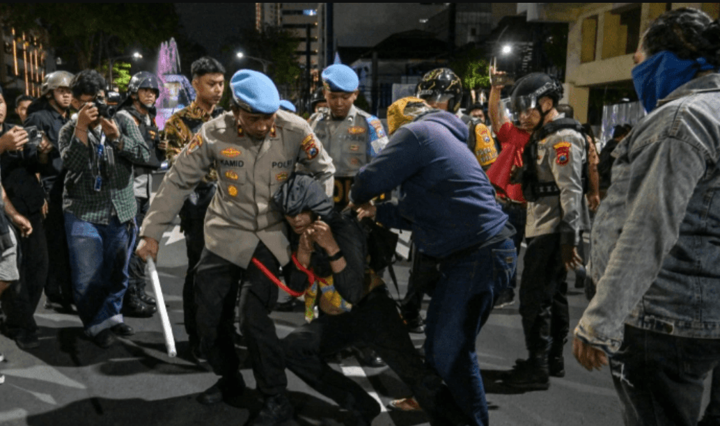 इन्डोनेसियामा सरकार विरुद्ध प्रदर्शन, दर्जनौँ पक्राउ