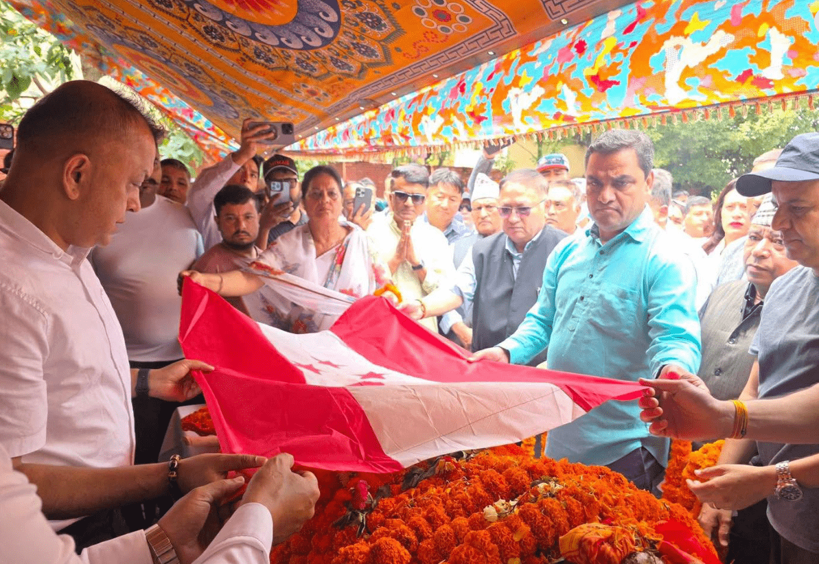 पूर्वमन्त्री खरेलको पार्थिव शरीरमा पार्टीको झन्डा ओढाएर सभापति थापाले दिए अन्तिम श्रद्धाञ्जली