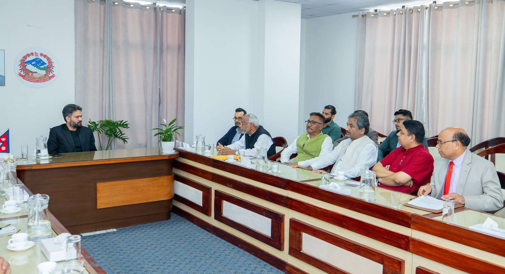 मधेशकेन्द्रित नेताहरुलाई बोलाएर प्रधानमन्त्रीले भने -म संघीयता पक्षधर हुँ