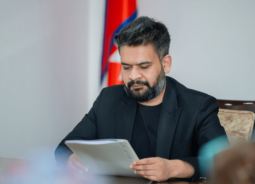 सरकारले नेपाली जुत्ता–चप्पलको प्रवर्द्धन तथा बजारीकरणमा निजी क्षेत्रलाई प्रोत्साहन गर्छः प्रधानमन्त्री