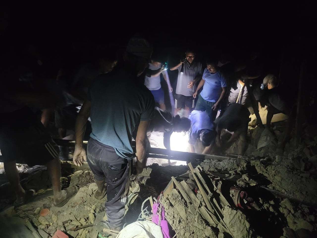 लमजुङमा पहिरोले धन्सार पुरिँदा बाबु-छोरीको मृत्यु