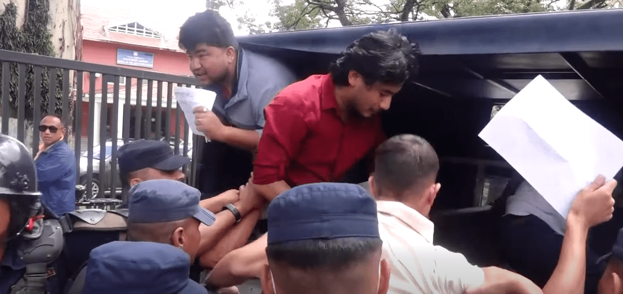 कीर्तिपुरमा शिक्षामन्त्रीविरुद्ध विद्यार्थीहरुको नाराबाजी