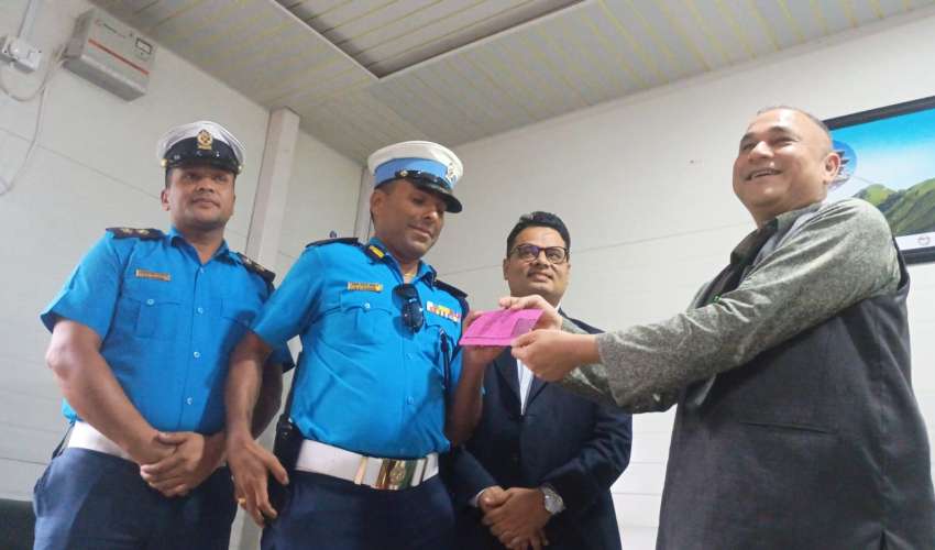 सुदूरपश्चिमका मुख्यमन्त्रीलाई ट्राफिक प्रहरीले तिरायो ५०० जरिवाना