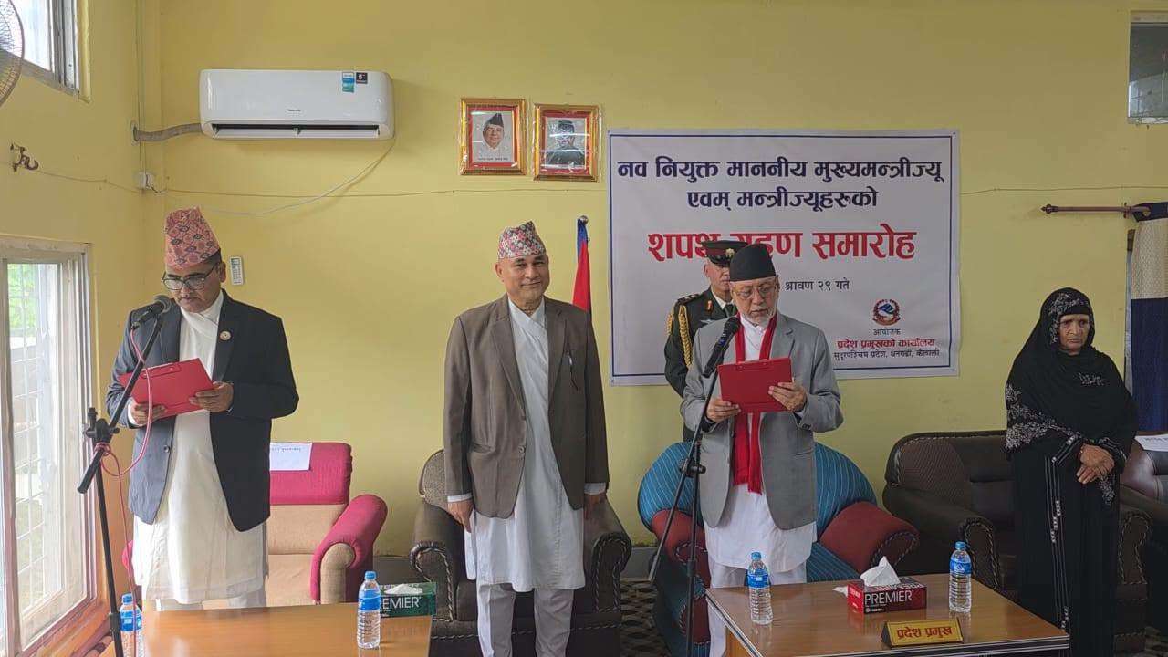 नवनियुक्त मुख्यमन्त्री भट्टसहित तीन मन्त्रीले लिए शपथ