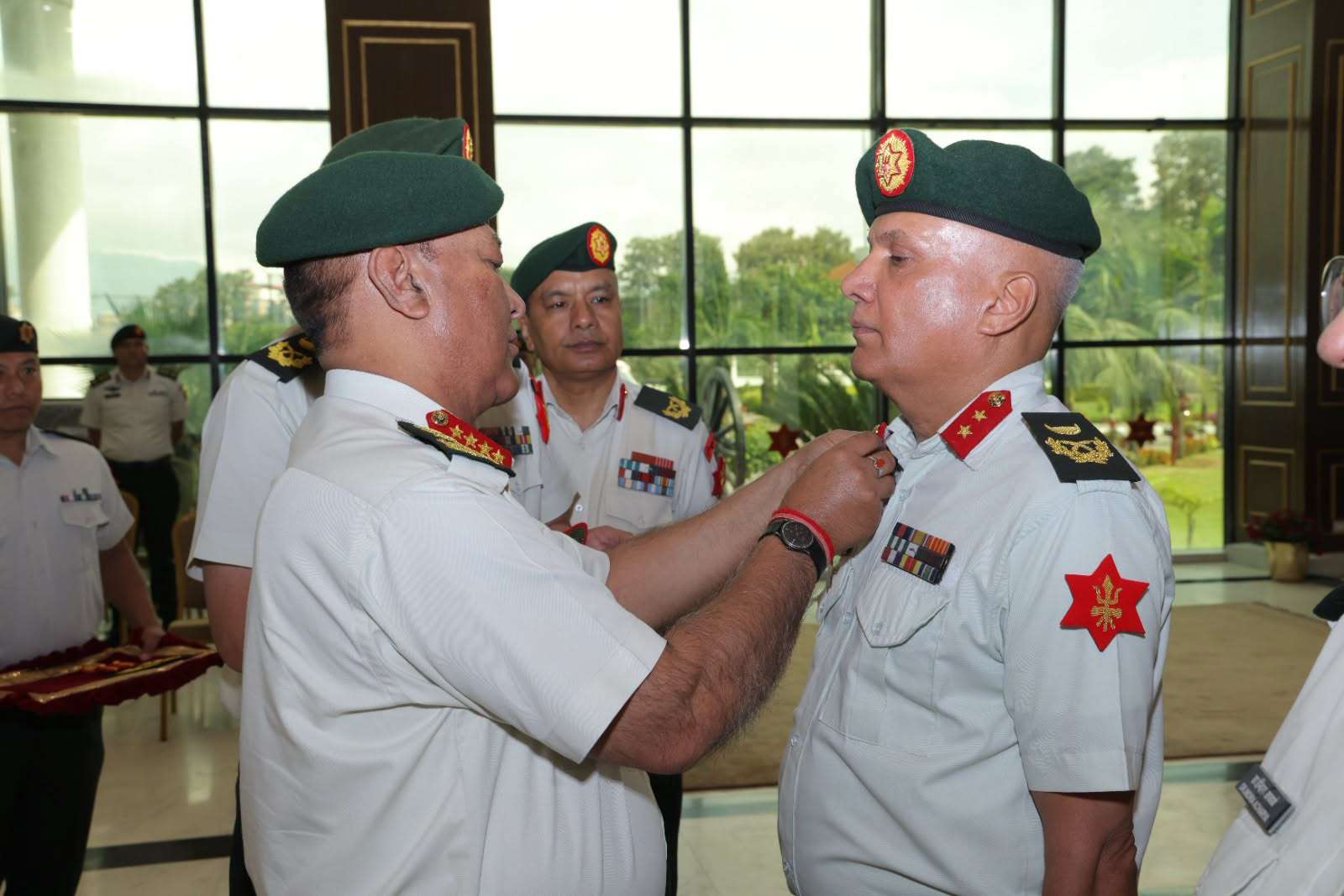 प्रधानसेनापतिद्वारा पहाडी र आचार्यलाई दर्ज्यानी चिह्न प्रदान