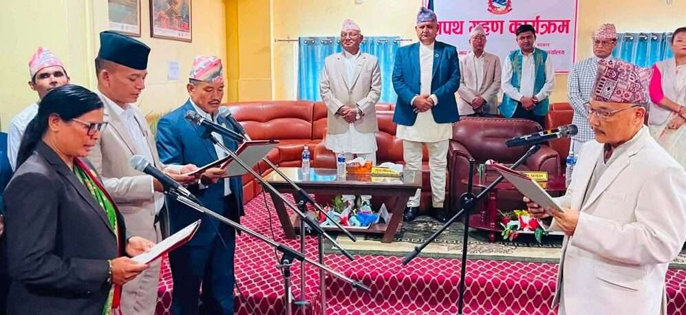 लुम्बिनी सरकारमा नेकपा सहभागी, तीन मन्त्रीले लिए शपथ