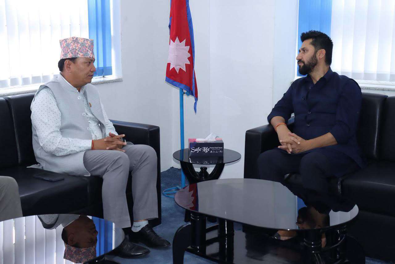 रविसँग मुख्यमन्त्री थापाको गुनासो– प्रभावित क्षेत्रमा राहत पुर्‍याउनै कठिन भयो