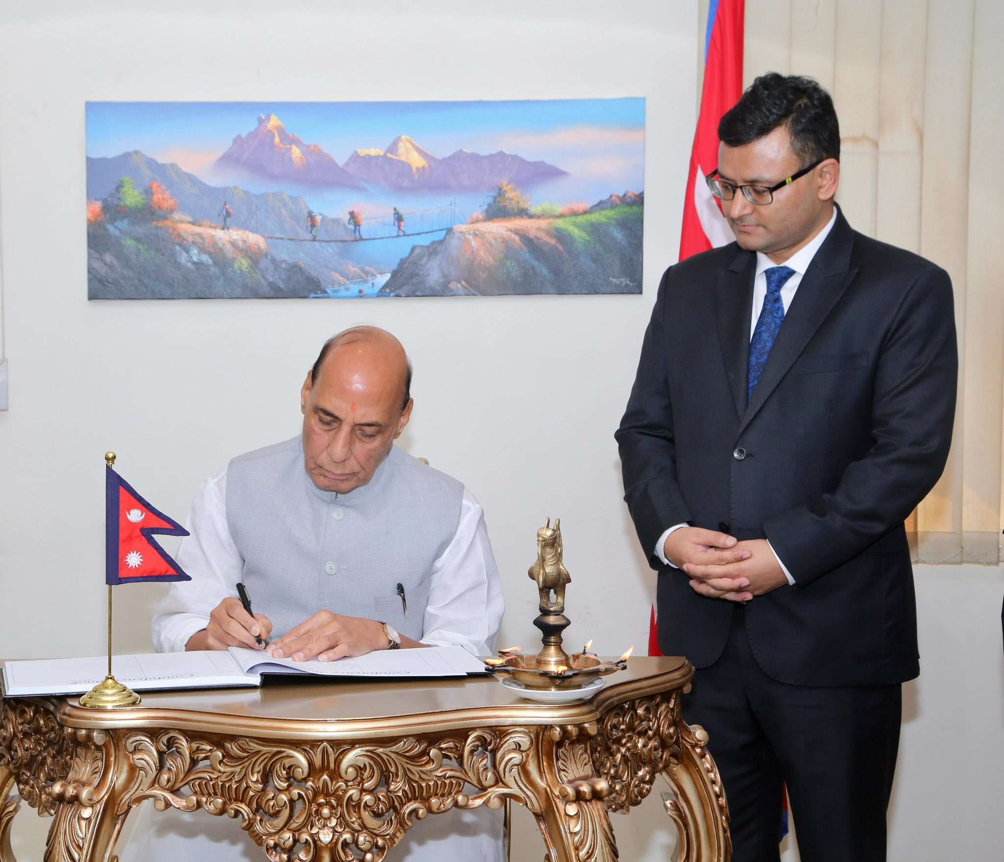 भारतीय रक्षामन्त्री सिंहद्वारा   नेपाली दूतावास पुगेर शोक पुस्तिकामा हस्ताक्षर, सहयोग जारी राख्ने प्रतिबद्धता