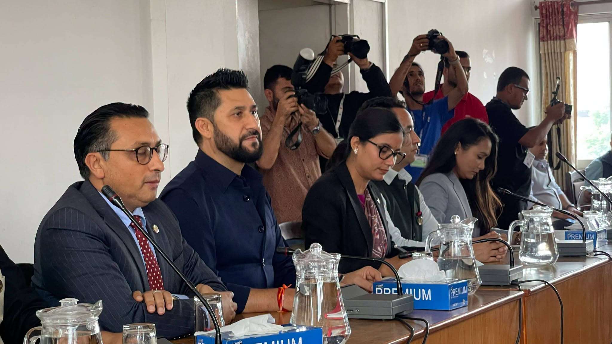 मन्त्रीको आलोचना बढेपछि सांसदलाई संयमित हुन सभापति लामिछानेको निर्देशन