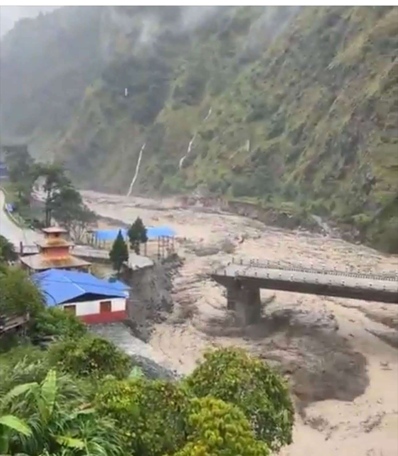 कालीगण्डकीको बाढीले पोखरेबगरको पुल बगायो, मुस्ताङसँगको सडक सम्पर्क विच्छेद