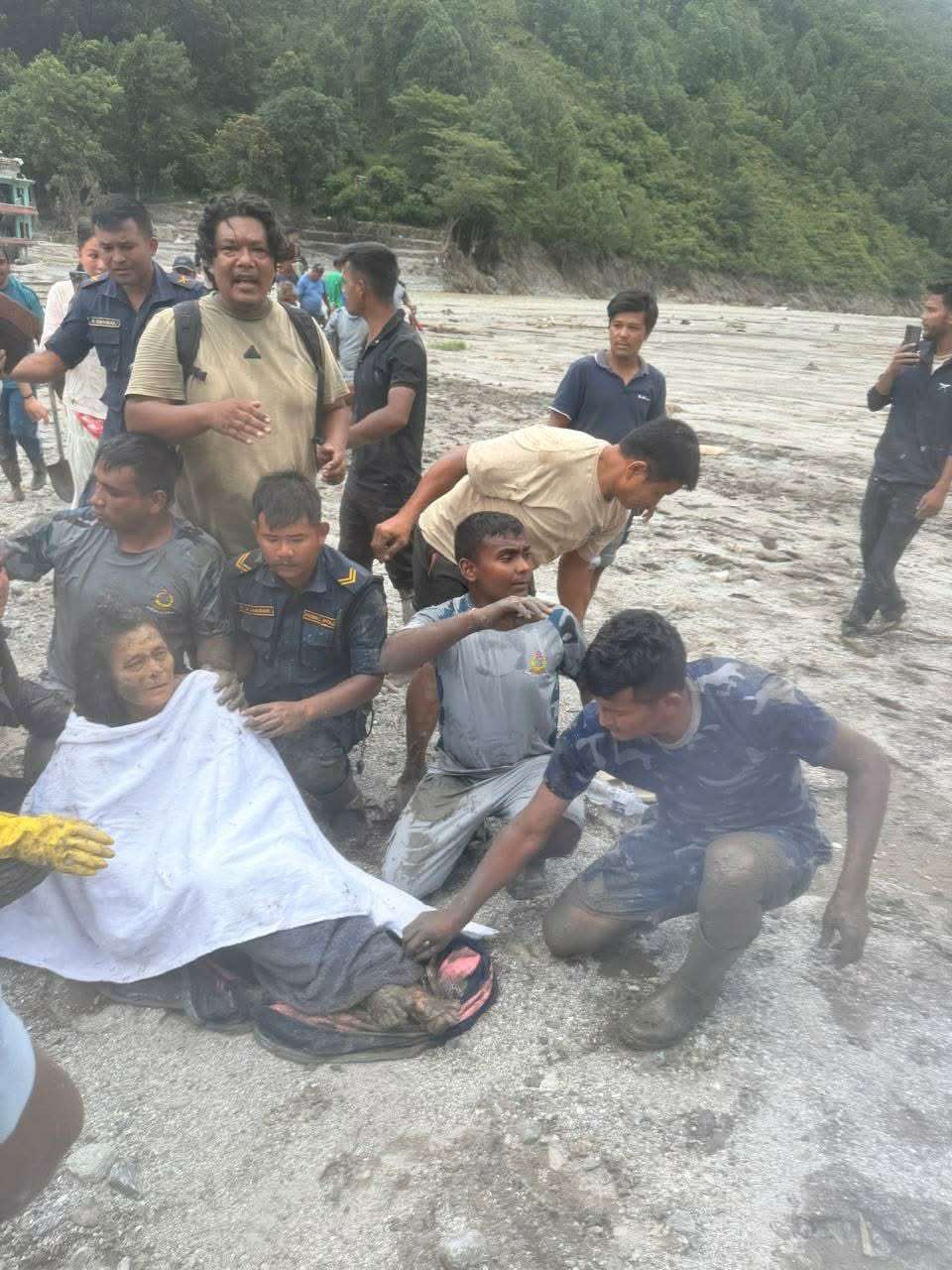 बेत्रावतीमा बाढीले पुरिएको घरबाट एक महिलाको सकुशल उद्धार