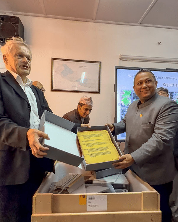 परराष्ट्रमन्त्री खनाललाई १३औँदेखि २०औँ शताब्दीसम्मका आठ सयभन्दा बढी ऐतिहासिक दस्तावेज हस्तान्तरण