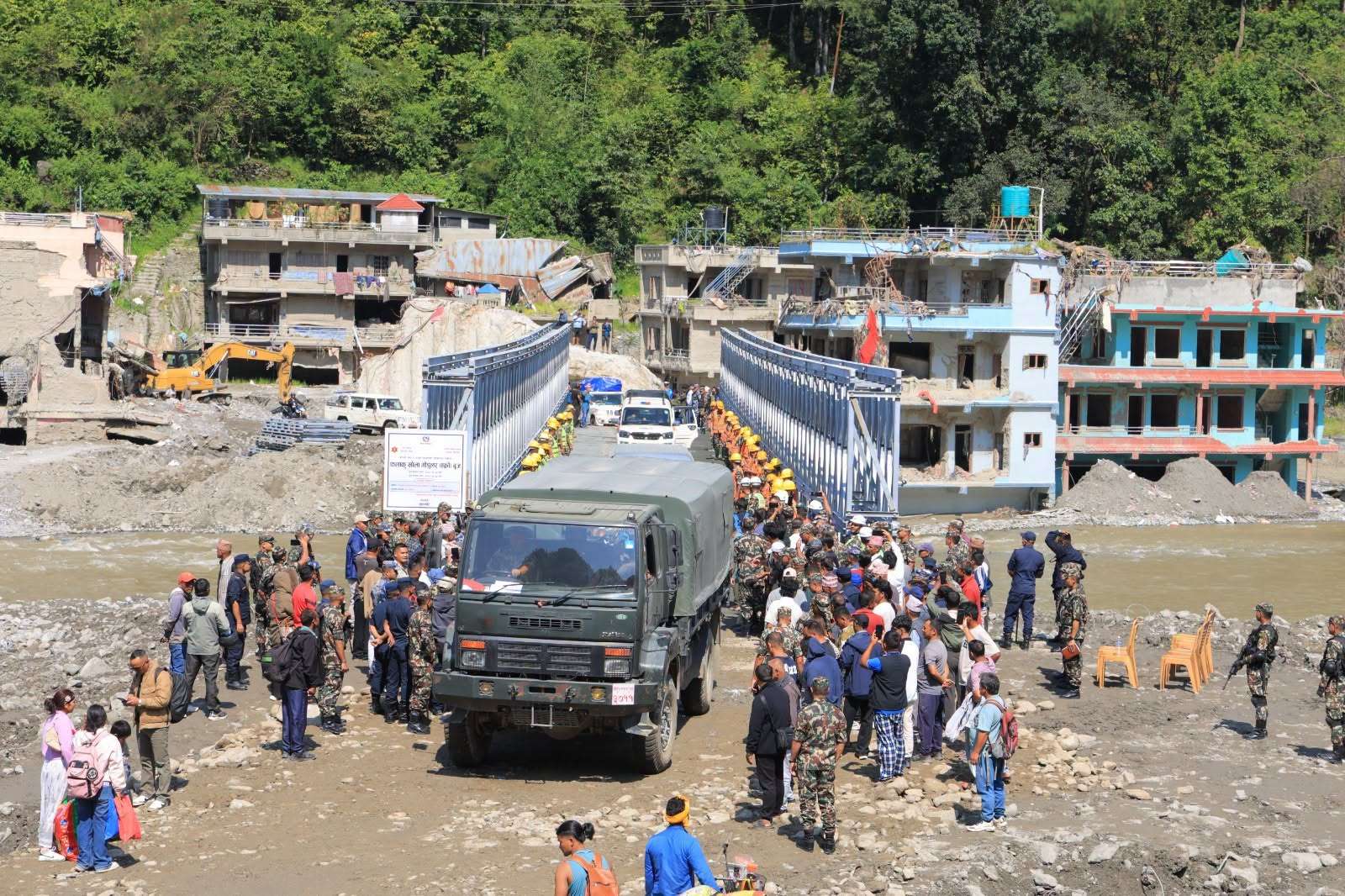 फलाकु खोलामा ४० टन भार थेग्ने  एक्रो ब्रिज सञ्चालनमा, बाढी प्रभावितलाई राहत