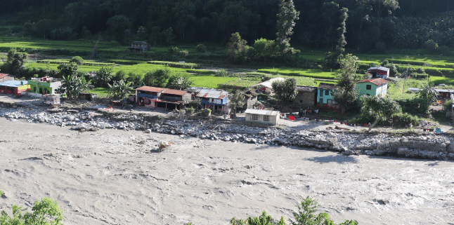 बाढीले घर डुबायो, आनन्दबगरवासीलाई थातथलो छाड्ने चिन्ता