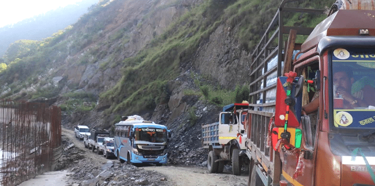 बिपी राजमार्गमा अब पुनर्निर्मित सडकबाटै आवागमन