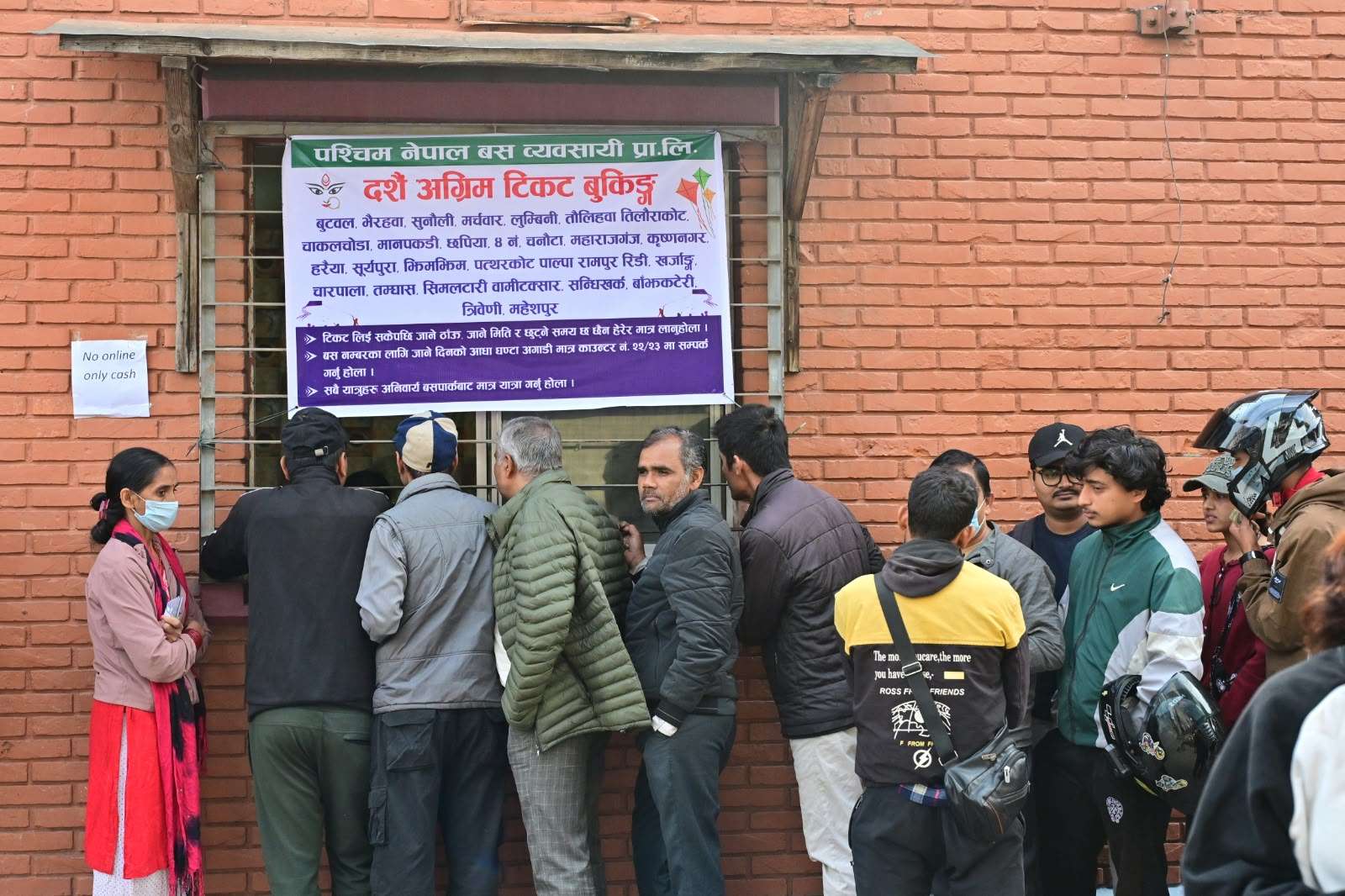 दसैँको अग्रिम टिकट बुकिङ सुरु भएसँगै बसपार्कमा यात्रुको भीड
