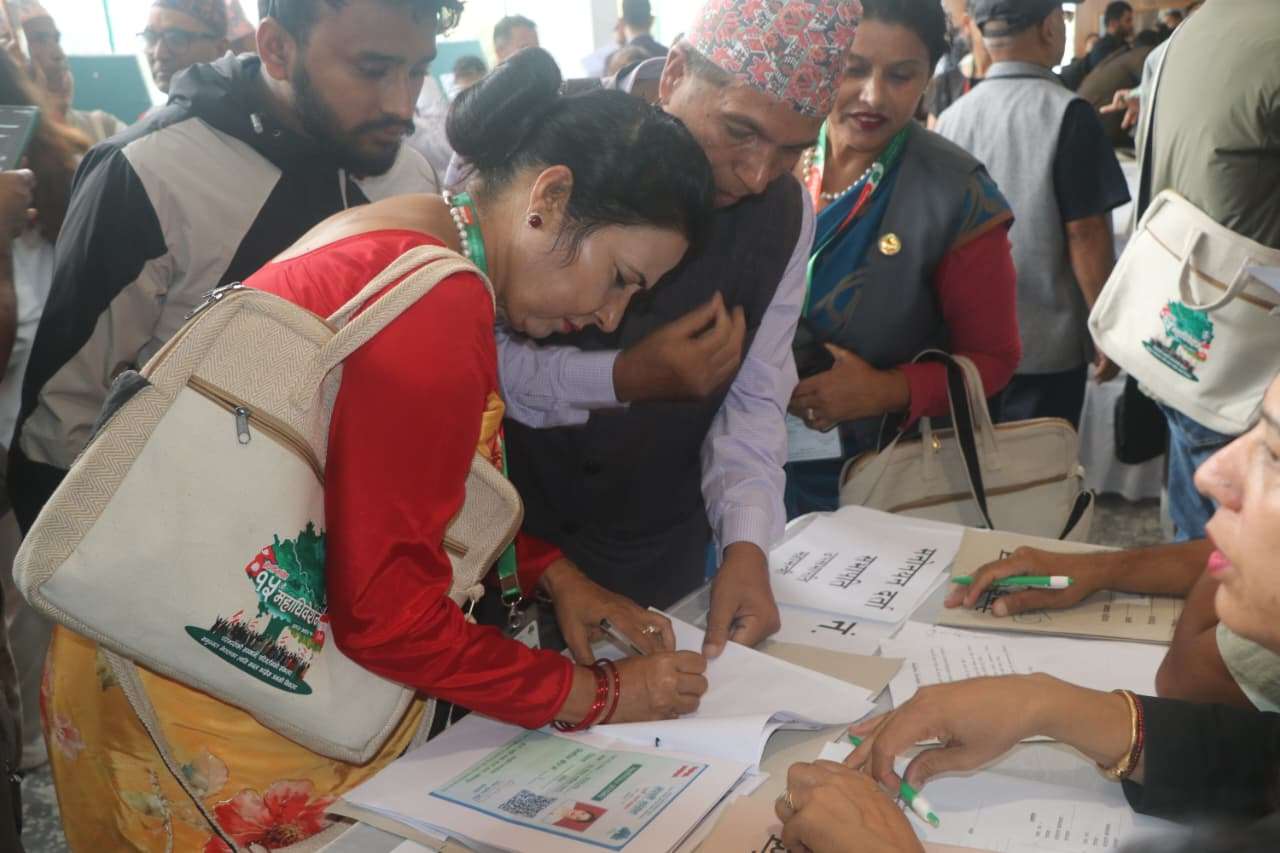 महामन्त्रीका लागि डिला संग्रौलाले गराइन् उम्मेदवारी दर्ता