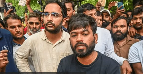 दिल्ली विमानस्थलमा उडानभित्रै हिरासतमा लिएपछि दीपकेले भने– देश कुन दिशातर्फ जाँदैछ?